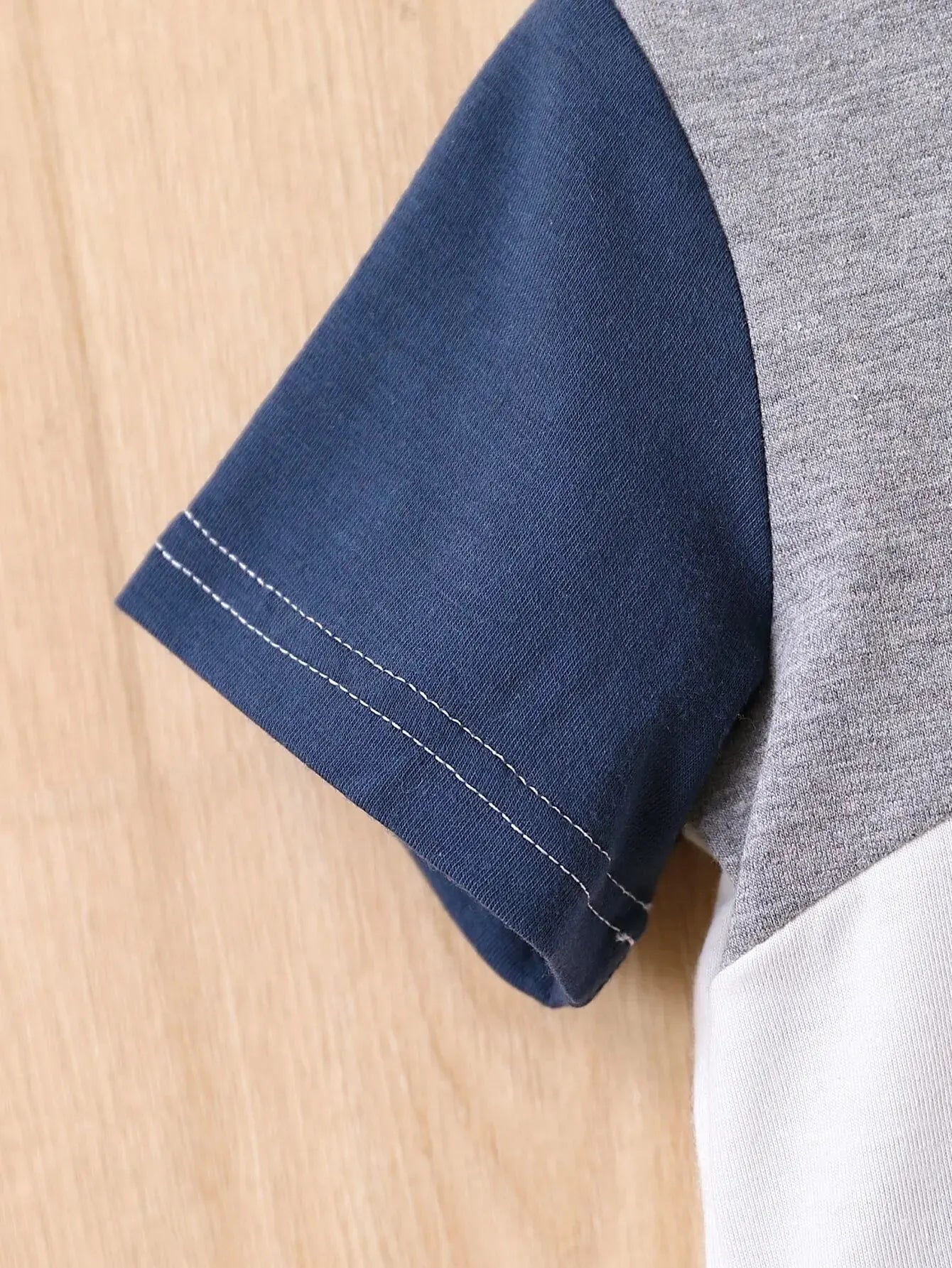 恐竜くんの爽やかスポーツセットアップ